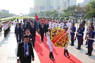 Key Vietnamese Party official lays wreaths at monuments in Phnom Penh